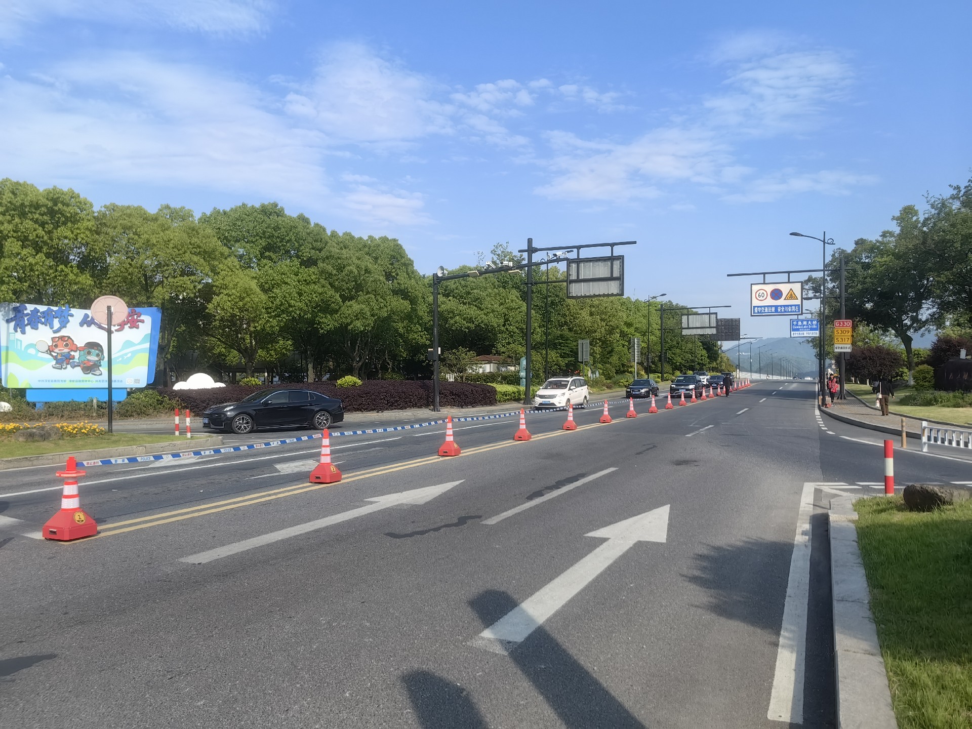 12 秒极速切换潮汐车道｜联合研发“移动式”智慧锥桶，千岛湖大桥五一正式启用